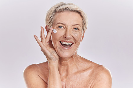 皮肤 护肤品或胶原蛋白乳液 老妇人微笑着用她的化妆品和产品摆姿势 高级女性 面霜和防晒霜 适合健康面部和美容模特健康肖像图片