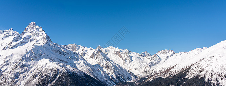 俄罗斯高加索地区蓝色天空的冬季雪山 风景全天观 俄罗斯晴天山脉顶峰山峰全景高山天际岩石山链地平线图片