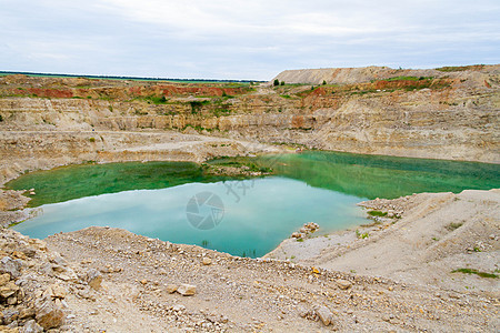 在一个废弃的古老采石场中形成湖石灰石建筑矿物假期荒野旅行绿色建筑学材料工业图片