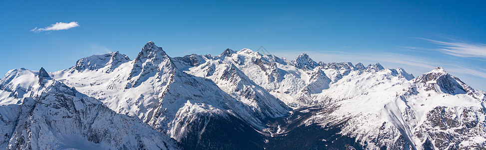 俄罗斯高加索地区蓝色天空的冬季雪山 风景全天观 俄罗斯山峰山链全景岩石晴天高山顶峰地平线山脉天际图片