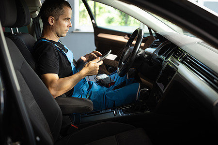 在维修车库服务中使用 tablet pc 的技工 使用数字平板电脑进行汽车诊断 先进计算机上的交互式诊断软件图片