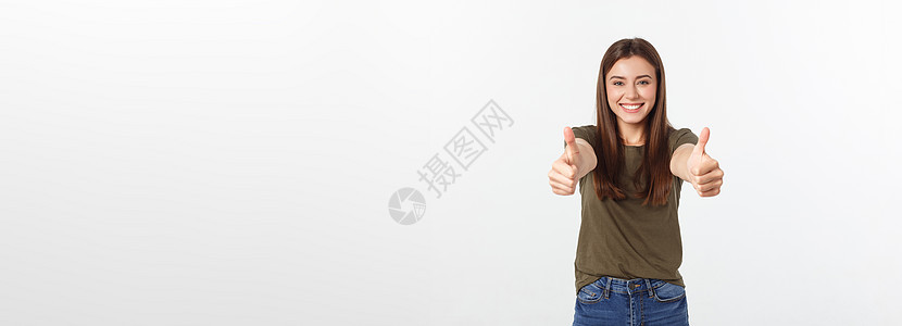 一位年轻美女的近身肖像显示拇指举起标志 在白色背景上孤立无援优胜者女士人士女孩喜悦成人女性手势快乐工作室图片