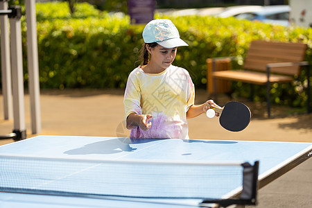 小女孩在公园里打乒乓球挑战玩家女童运动员桌子网球孩子们青春期游戏女孩图片