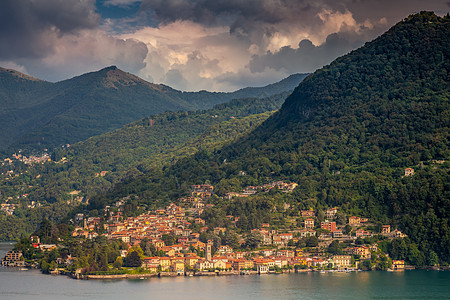 依迪丽克科莫湖海岸线 在意大利日落时与村庄和帆船一起快艇景观汽艇旅游城市别墅假期风景文化支撑图片