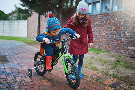 大姐总是陪着他 有个小女孩教她哥哥 如何在外面骑单车 你觉得呢? - 是的图片