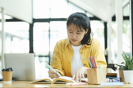 认真的年青学生在读一本准备考试的书学校教育大学阅读导师学习中学图片