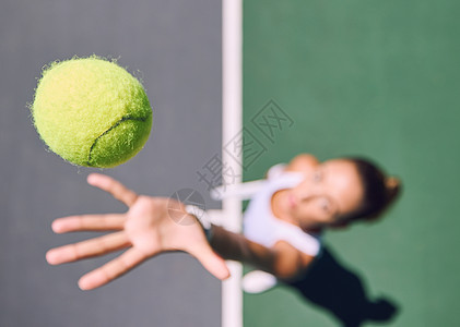 网球 运动和女运动员从上方在球场外投掷和发球 运动型女性玩游戏以获得复制空间的竞争乐趣 准备比赛的运动型女人图片