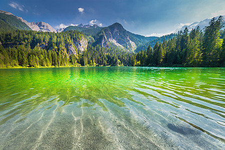 意大利多洛米特湖反射镜对称全景国际绿色松树林摄影反射风景针叶树目的地山脉图片