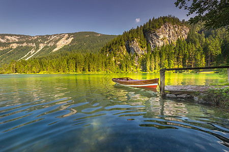 在意大利多洛米特的托维尔湖反射沉船目的地国际地方环境保护风景旅游全景绿色针叶树松树林图片