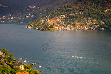 依迪丽克科莫湖海岸线 在意大利日落时与村庄和帆船一起汽艇城市花园风景假期目的地别墅景观支撑爬坡图片