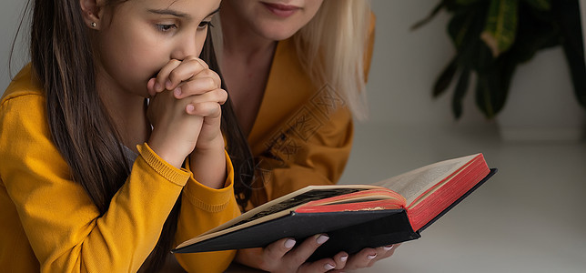 基督教宗教女孩和母亲在家祷告 在童年精神成人上帝孩子圣经女性教会女士桌子图片