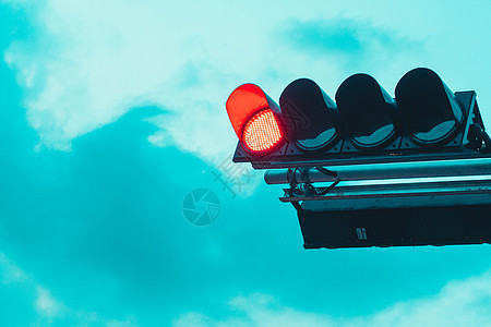 路口保护事故中车辆机动车运输的交通指示牌控制灯红灯(红灯)图片