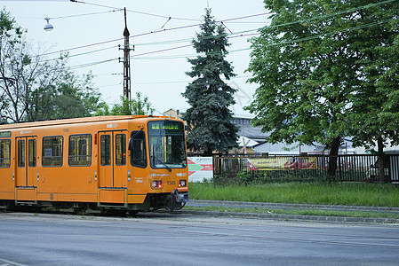 布达佩斯的黄电车去城里图片