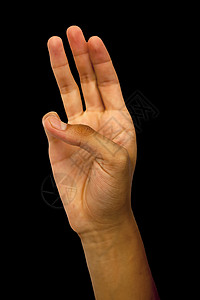 男性手展示 Bhudy 瑜伽手印的镜头 小拇指触及拇指 形成黑色背景上孤立的手印 竖拍身体上师手指佛教徒沉思精神青少年上帝咒语班图片