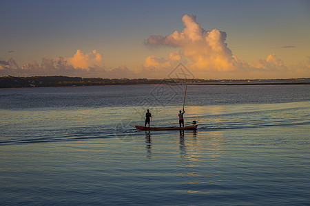 在BAHIA的Trancoso 日落时分在Seguro港海滩捕鱼图片