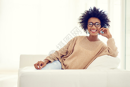 这个周末是冷却和充电的时间 一位快乐的年轻女子在家里放松的肖像图片