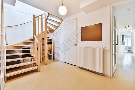 在宽敞的公寓大厅中的木楼梯木地板走廊财产装饰木头房子住宅压板风格奢华图片