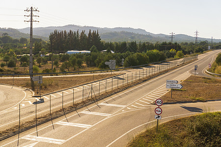 通往葡萄牙城市格兰多拉的公路转弯处图片
