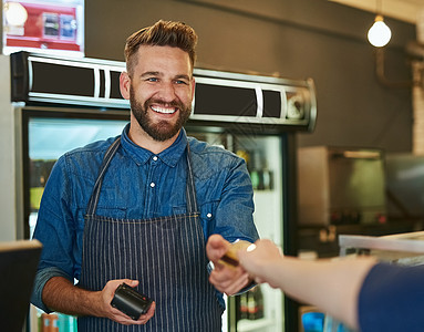 销售的微笑服务 服务员接受顾客的信用卡付款图片