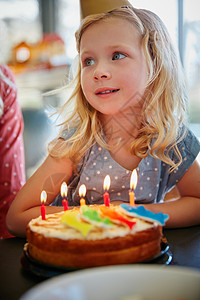 他是谁一个可爱的小女孩 坐在她生日蛋糕前 她是个很可爱的小姑娘 我非常喜欢他背景