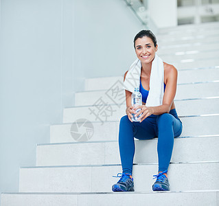 感觉好值得锻炼 一个健康年轻女子的肖像 她休息了一次运动 