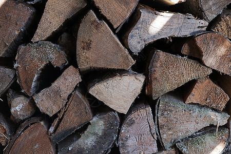 一堆木柴堆成一堆 切碎以便在烤箱中燃烧 为冬天做准备 一堆原木当柴火 背景与木柴 买卖木柴过冬乡村树干燃料材料日志环境记录森林活图片
