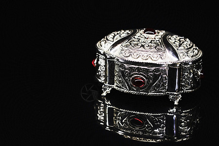 豪华的银首饰盒 装满宝石 在黑暗背景和反光背面珠宝配饰持有者贮存惊喜天鹅绒装饰宝藏风格案件图片