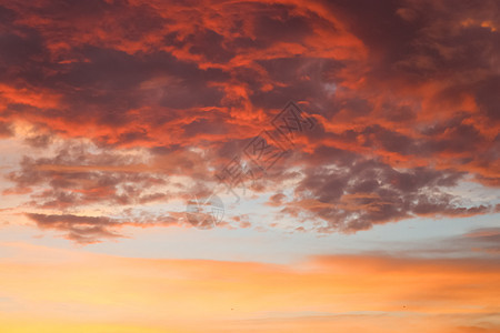 美丽的橙色和黄色云朵 在日出和日落的天空环境阳光海岸线海浪旅行海洋戏剧性蓝色太阳地平线图片