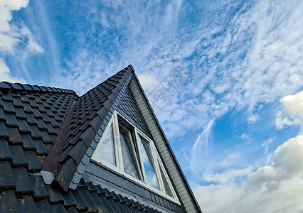 带黑色屋顶瓦片的 velux 风格的开放式屋顶窗太阳天空建筑学涂层技术建筑天窗材料阁楼金属图片