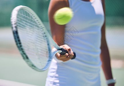 特写网球 球拍和适合健身 积极和健康的球员击球 训练和锻炼的运动 职业球员在球场上为常规锻炼和运动比赛热身健身房玩家游戏俱乐部活图片