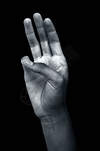 男性手展示 Bhudy 瑜伽手印的镜头 小拇指触及拇指 形成黑色背景上孤立的手印 竖拍沉思手指体操班级佛教徒佛陀宗教上师身体咒语图片