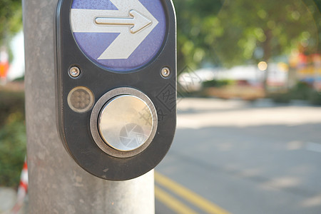 在 SIGAPO 中特写交叉信号按钮行人控制路面车辆交通人行道运输红绿灯市中心旅行图片