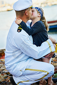 海军码头爸爸是我的王子 迷人的 一个父亲 穿着海军制服 在码头和他的女儿亲热背景