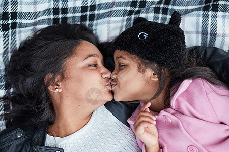 这是只有母亲和女儿才有的特殊纽带 一个小女孩和她妈妈一起躺在外面的毯子上时亲密无间图片