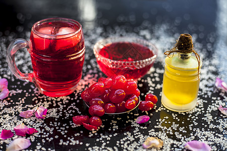 近距离拍摄新鲜的甜樱桃 或者普鲁努斯香肠 用它的油 果汁和茶叶 在黑光表面饮食果味节食农业浆果水果甜点图片