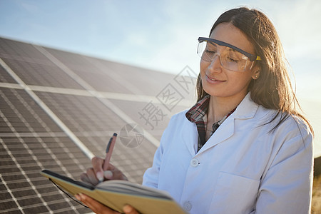 太阳能电池板 太阳能和电力专家撰写关于环境可持续性的可再生能源研究成果 未来增长报告的创新和全球发展科学家图片
