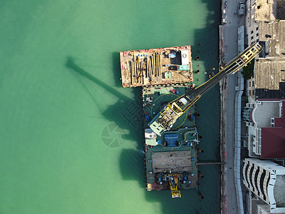 建造码头的浮起吊船疏疏浚驳船 空中最高风景甲板海岸线平台技术疏浚血管海洋工程天空蓝色图片