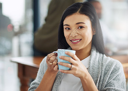 一位年轻女商务人士的肖像 她享受着一杯咖啡 (笑声)图片