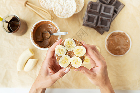 制作美味花生酱甜点以及米饼和香蕉的过程最精彩的景象 Vegan甜点 美味和健康图片