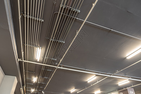在天花板上安装电气金属导管梯子框架镀锌连接器设施线路电力力量控制电缆图片