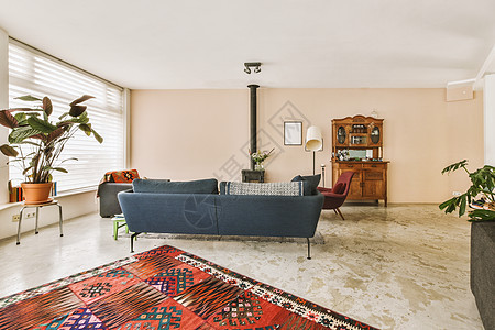 室内宽敞的客厅装饰水平住宅财产沙发软垫建筑学吊灯装饰品枝形图片