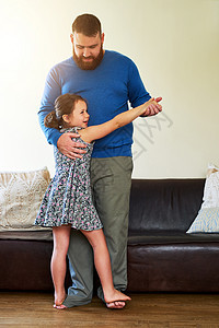一个可爱的小女孩 在家和父亲共舞 她很爱他 她喜欢跳舞图片