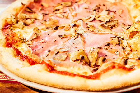 意大利比萨店的传统意大利比萨 美食旅行体验披萨餐厅奢华午餐石头食物食谱乡村旅游香肠图片