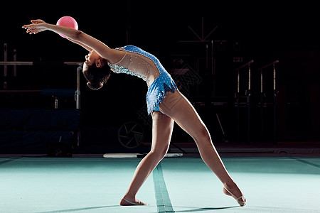 健身 健康和运动女性在体育赛事 训练锻炼或健身房音乐会中跳舞 健康 舞者或运动员女孩与球做创造性的健康表现图片
