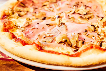 意大利比萨店的传统意大利比萨 美食旅行体验食谱餐厅午餐服务披萨奢华旅游乡村香肠石头图片