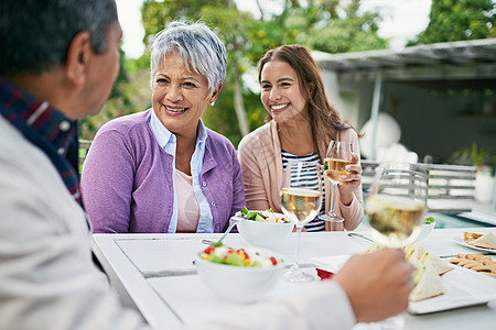 一家人在外面一起吃午饭喝葡萄酒 在一顿轻松的午餐上搭个顺风车图片