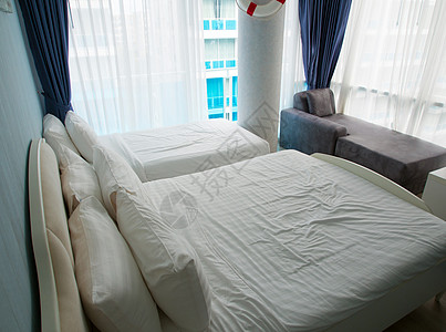 大床和皱纹床垫 在卧室里 高楼上有一堵玻璃墙图片
