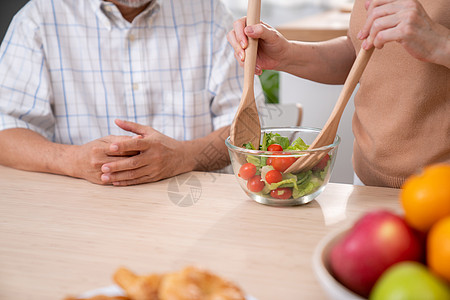 喜欢一起做饭的老夫妇都心满意足妈妈享受幸福男人微笑丈夫蔬菜父母烹饪母亲图片