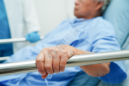 亚洲年长的老年女性患者在床边站着 却躺在床上等待家人住院 但希望她能安然无恙中风保健母亲诊所医生药品生活病人照顾者卫生图片