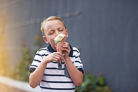 这个冰淇淋很好吃 一个小男孩 喜欢吃冰淇淋甜筒图片